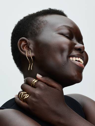 Brincos de espigão com linhas orgânicas